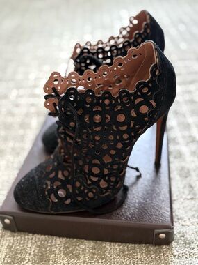 Alaïa Women's Black Suede Laser-Cut Lace-Up High Heel Booties sz 8 ( 38 )
